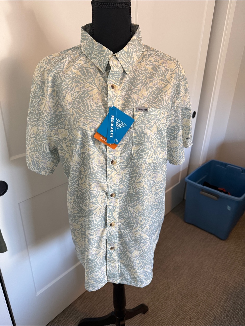 Columbia Men’s Short-Sleeve Button-Down Shirt - Light Sage and Cream Leaf Print